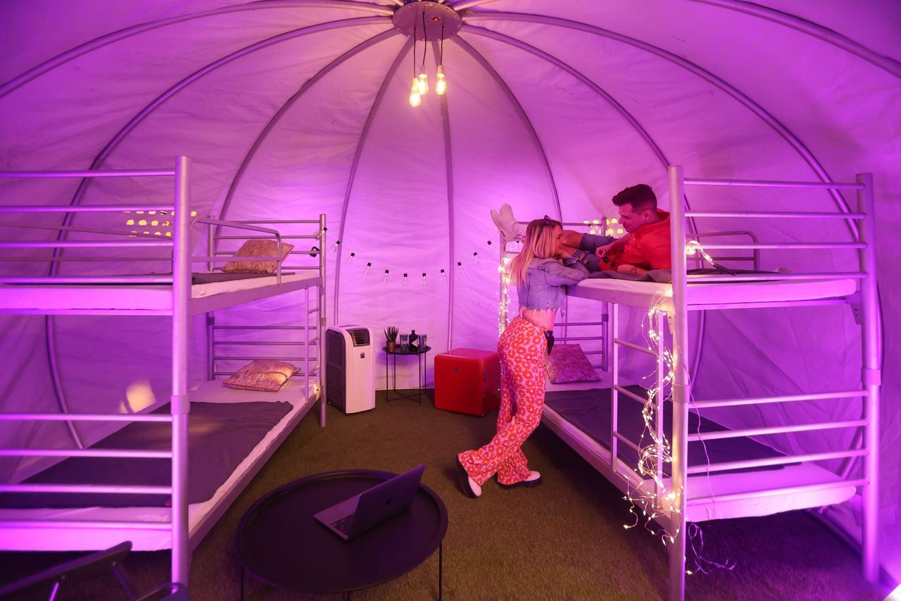 Igloo Deluxe 4 személyes glamping szállás belseje két emeletes ággyal, mobil klímával és hangulatvilágítással