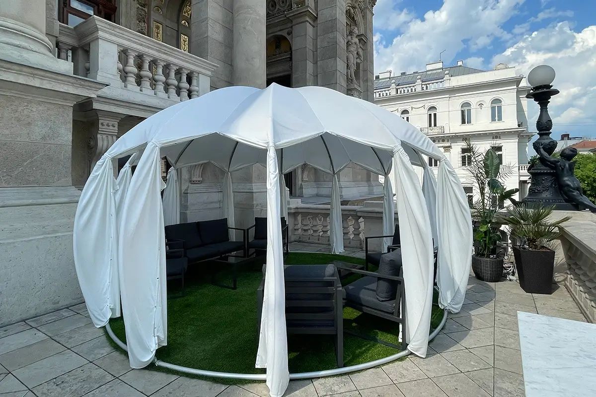 Árnyékoló borítású igloo lounge bútorokkal egy budapesti palota teraszán