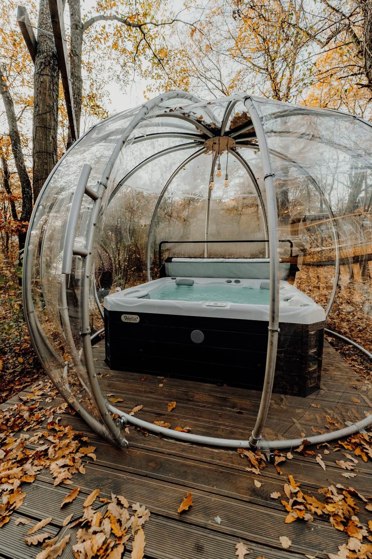 Polikarbonát igloo jacuzzifedésként egy őszi faterasz fölött