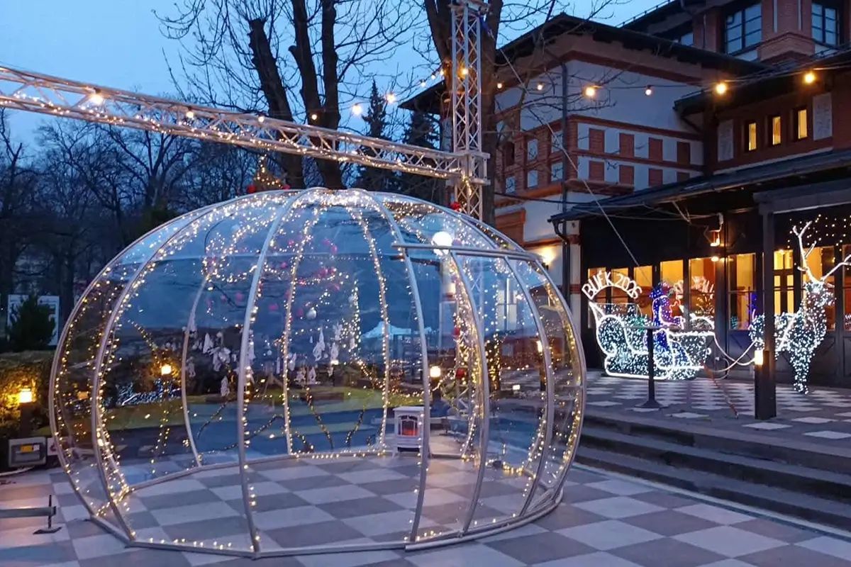 Fényfüzéres igloo karácsonyi díszben egy szálloda előtt