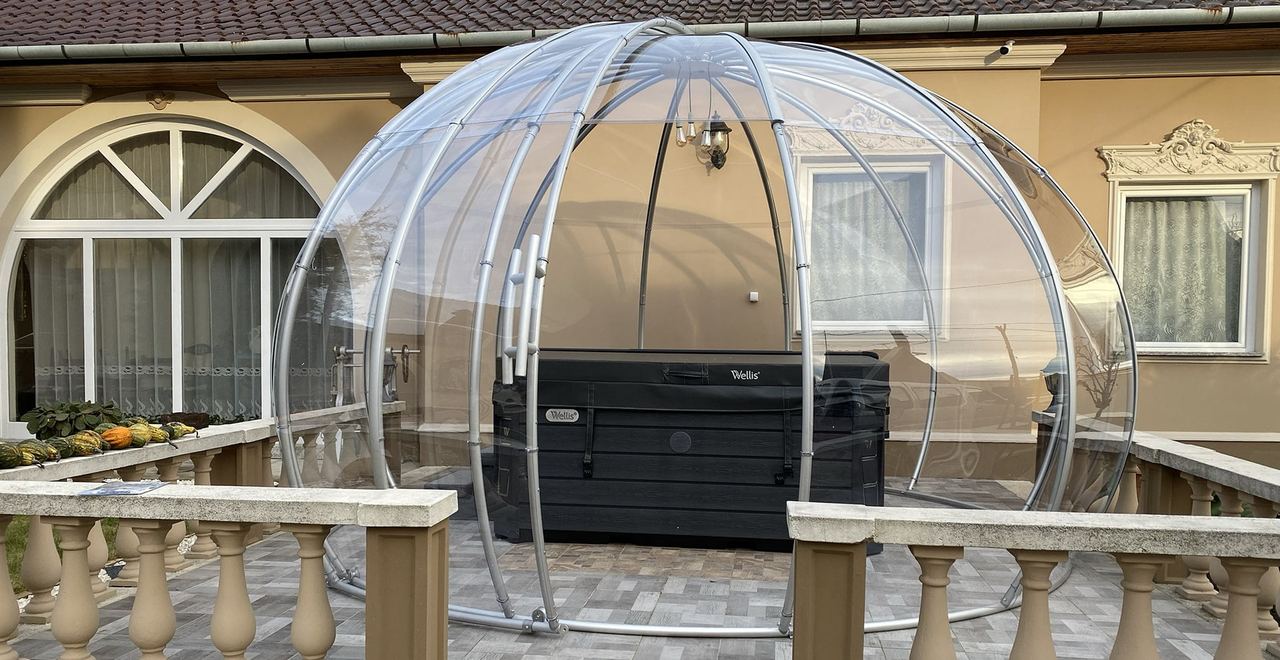 Polycarbonat-Igloo als Whirlpool-Überdachung auf der Balustradenterrasse einer Villa