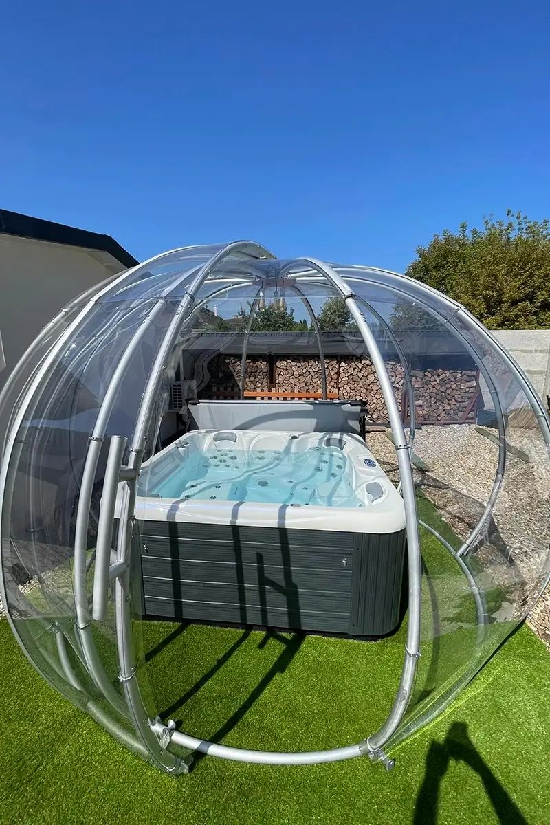 Polikarbonát igloo jacuzzi fölött egy műfüves udvaron