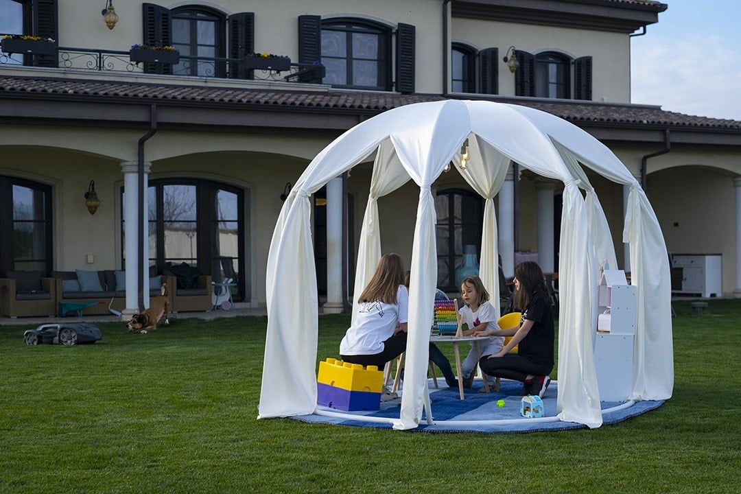 Árnyékoló borítású igloo egy villa kertjében, bent játszó gyerekekkel