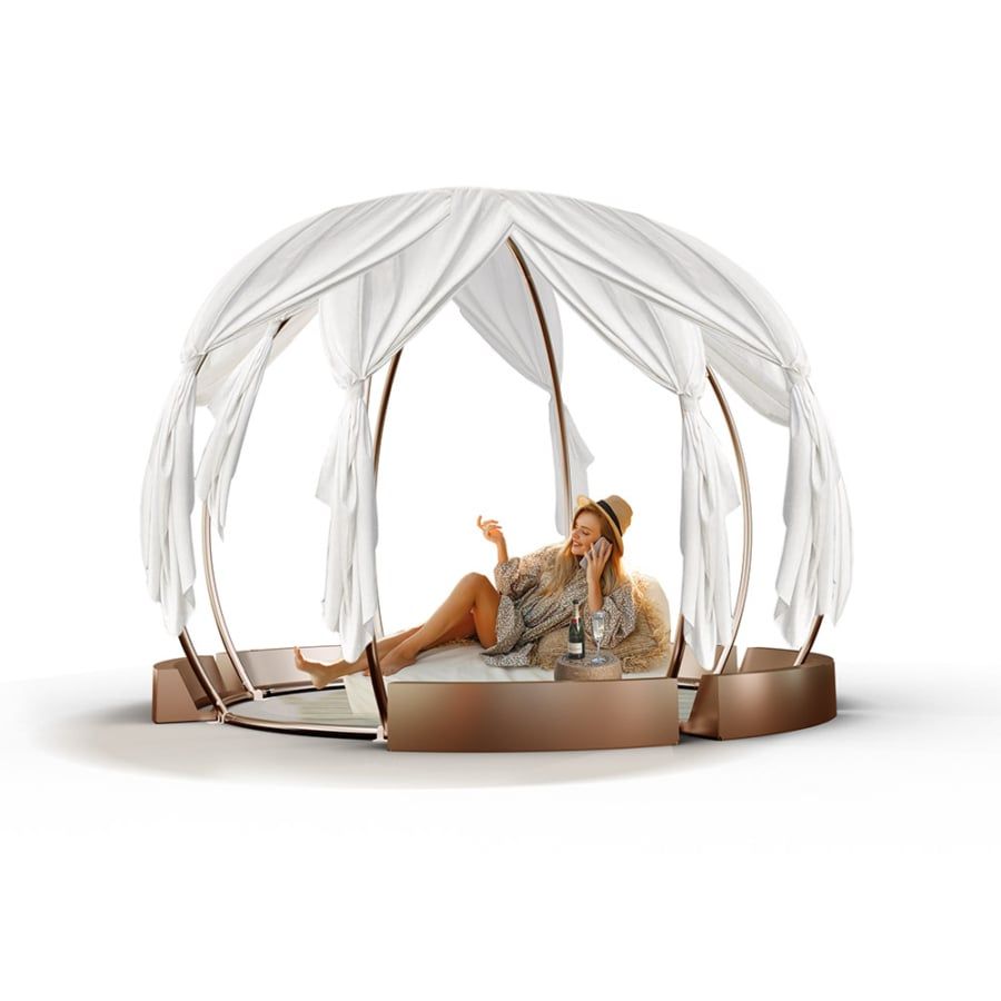 Igloo fehér, baldachinos canopy árnyékoló borítással és felkötött oldalakkal, bent egy pihenő nővel